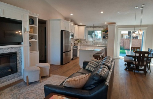 Meridian Casa | Charming McGlinchey house with office and great outdoor space!