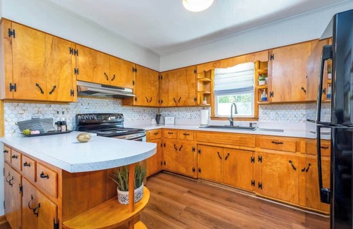 Parsons Casa | Convenient Mid Century Sleeps 6 in Parsons, TN