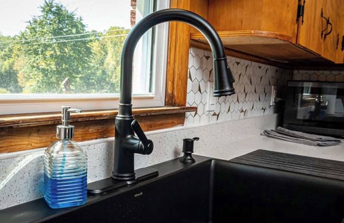 Parsons Casa | Convenient Mid Century Sleeps 6 in Parsons, TN