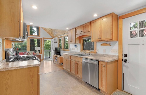 Windham Cabaña | Charming, modern, 3-bedroom cottage on Pettingill Pond, in lovely Windham, Maine