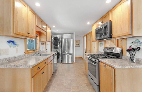 Windham Cabaña | Charming, modern, 3-bedroom cottage on Pettingill Pond, in lovely Windham, Maine