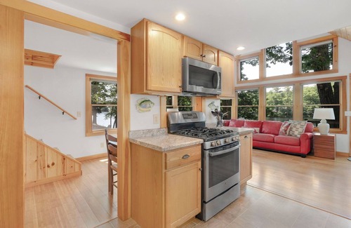 Windham Cabaña | Charming, modern, 3-bedroom cottage on Pettingill Pond, in lovely Windham, Maine