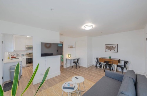 Coos Bay Cabaña | Charming Modern Cottage, Downtown @pinpointstays