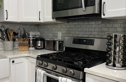 Malverne Casa | Charming Modern Farmhouse 1st Floor in Malverne