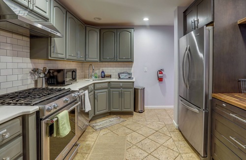 Monroe Township Casa | Charming Monroe Township Home - 13 Mi to RU!