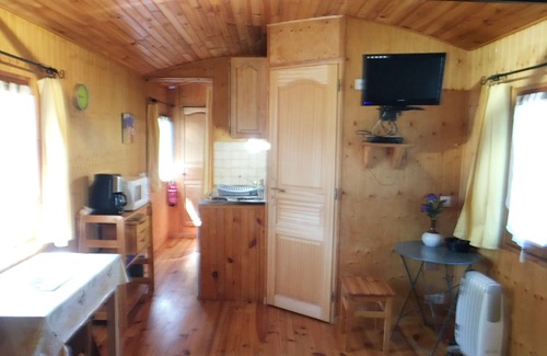 Peyrat-la-Noniere Casa | Charming Neapolitan caravan Peyrat La Nonière on estate with Château pond