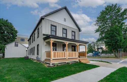 Saratoga Springs Casa | Charming Newly Renovated House Next Door to Track