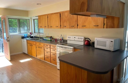 Gaston Casa | Charming, newly renovated 5-bedroom house with modern comfort and tranquility.
