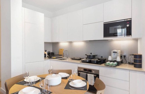 Dudden Hill Apartamento | Charming Oasis/Private Balcony