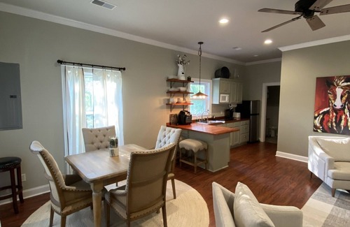 Walterboro Cabaña | Charming one bedroom Carriage House a part of the Eden at Gracefield Event Venue