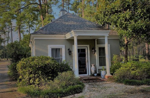 Walterboro Cabaña | Charming one bedroom Carriage House a part of the Eden at Gracefield Event Venue