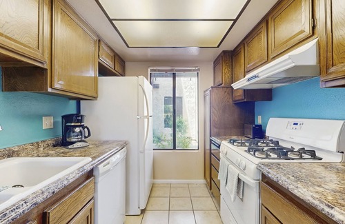 Canyon Corridor Condominio | Charming Palm Springs Condo with Breathtaking Views & Resort-Style Comforts.