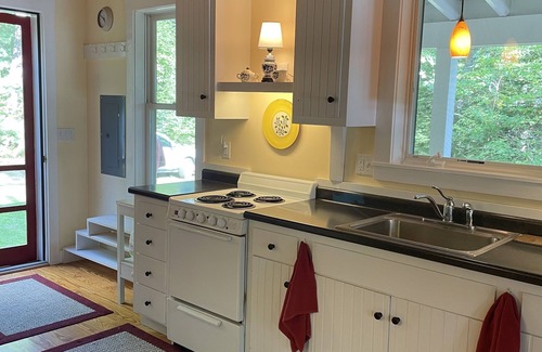 Belmont Casa | Charming peaceful lakefront cottage near seacoast towns of Belfast and Camden