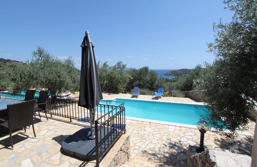 Livadi Casa | Encantadora villa enclavada entre olivos con impresionantes vistas al mar.