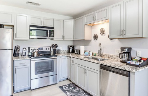 Myrtle Grove Casa | Charming Pensacola Home w/ screened Lanai & Grill!