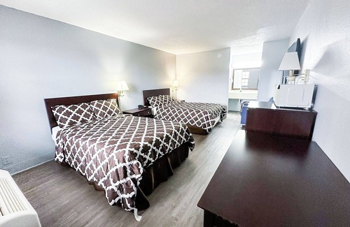 Madisonville Hotel | Charming Pet-Friendly Room with Ample Truck Parking and Private Bathroom