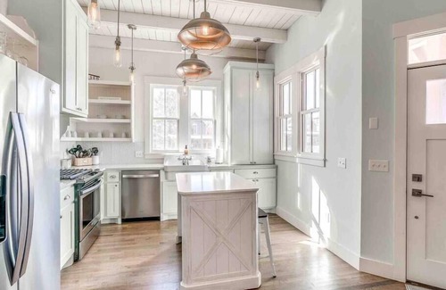 Eufaula Casa | Charming Pink House! Steps to Boardwalk Pool!