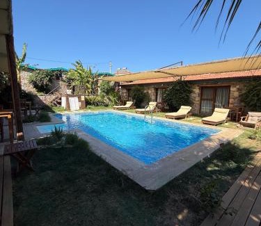 Ayvalik Apartamento | Charming Poolside Stone Studios
