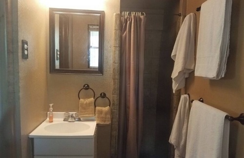 Dallas Cama Y Desayuno | Charming Private 1-Bedroom in Main House with WiFi and AC in serene Dallas, Tx