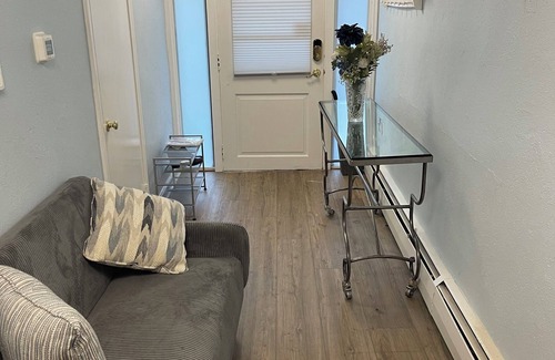 Norwalk Apartamento | Charming private room, private entrance, quiet dead end street!