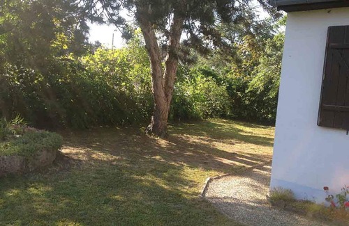 Jullouville-les-Pins Casa | Encantadora villa privada con jardín sombreado, terraza a 400 metros del