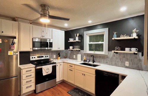 Woodfin Cabaña | Charming Purple Cottage located 10 minutes from Downtown Asheville