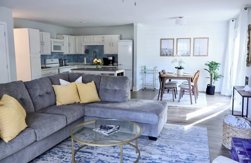 Ogden Casa | Charming, Quiet, Comfortable 2bd/2ba Home in lovely neighborhood EPIC backyard.