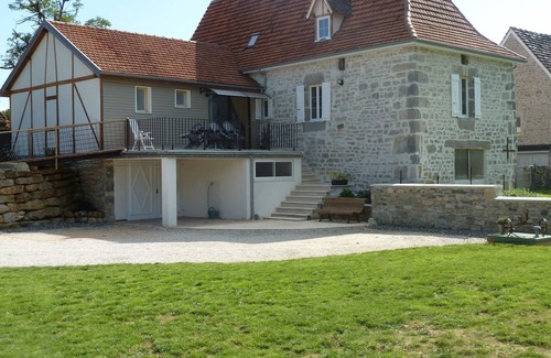 Mayrinhac-Lentour Casa | Cálida casa de piedra renovada y muy agradable.