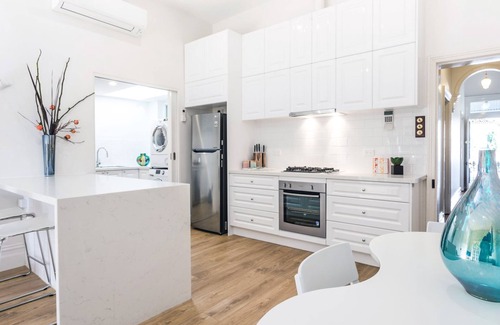 Fitzroy North Casa | Elegante terraza victoriana de 2 habitaciones, el antiguo encanto de 1860 y la renovación moderna.