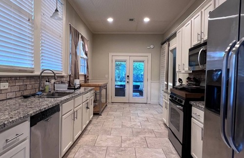 Montgomery Casa | Charming Retreat with King Bed, Full Kitchen, & Enclosed Outdoor TV Area