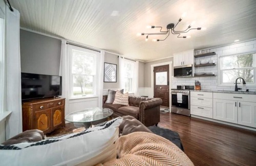 Pella Casa | Charming retreat with firepit near Central College, bike path, Lake Red Rock