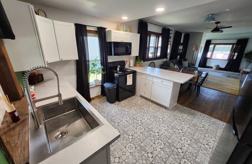 Le Mars Casa | Charming retro 3-bedroom retreat in Le Mars w/ Game Room