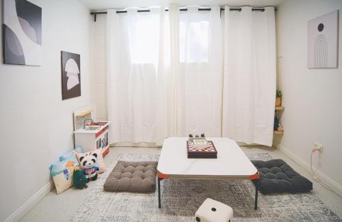 Annerley Casa | Charming Retro Retreat with Cozy Nights and Sweet Treats close to PA