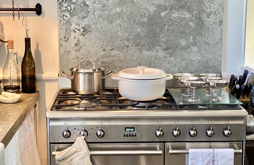 Ocquerre Apartamento | Charming Romantic Tower in Chateau Estate