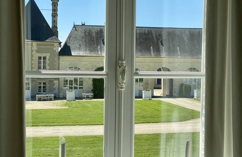 Ocquerre Apartamento | Charming Romantic Tower in Chateau Estate