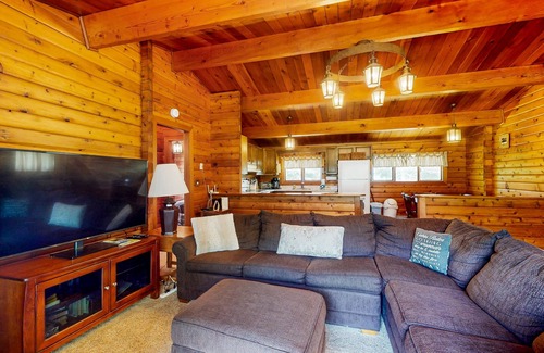 Franconia Casa | Charming rural home with wood-burning fireplace, large deck, WiFi - great views