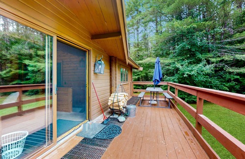 Franconia Casa | Charming rural home with wood-burning fireplace, large deck, WiFi - great views
