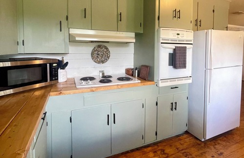 Starkville Casa | Charming Rustic Farmhouse on 7 acres less than 3 miles from MSU Campus