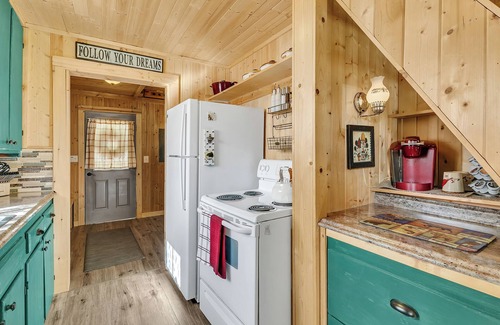 Eatonville Cabina | Charming & Rustic Lakeside Cabin: Mt. Rainier, Fall Hikes, Large Covered Deck