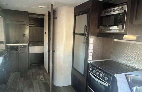 Delhi Casa | Charming RV with AC in Delhi for a cozy getaway