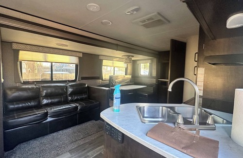 Delhi Casa | Charming RV with AC in Delhi for a cozy getaway