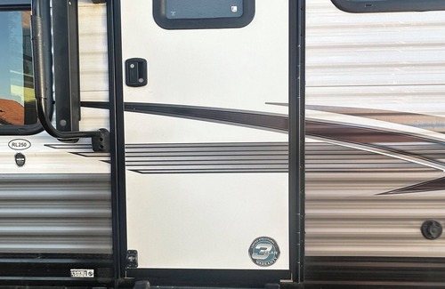 Delhi Casa | Charming RV with AC in Delhi for a cozy getaway