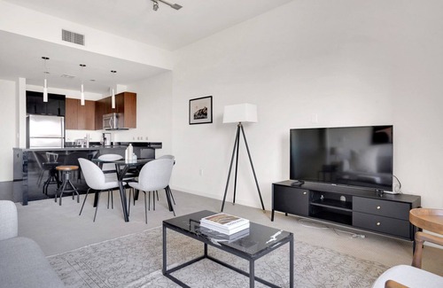 The Villas Apartamento | Charming Santana Row 1BR w/ Gym & Pool, 10 mins to Target, by Blueground