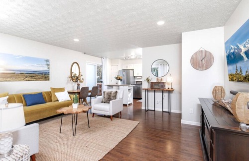 Bayshore - Klatt Casa | Charming South Anchorage Getaway | Near Trails, Shops & Airport