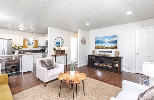 Bayshore - Klatt Casa | Charming South Anchorage Getaway | Near Trails, Shops & Airport
