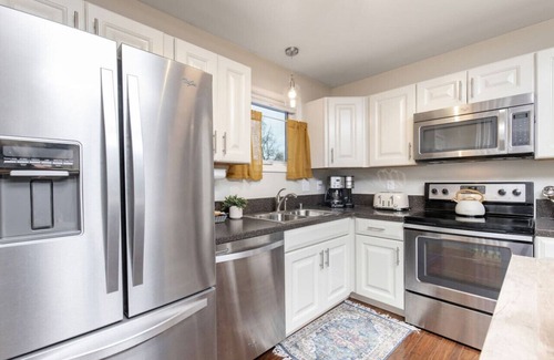 Bayshore - Klatt Casa | Charming South Anchorage Getaway | Near Trails, Shops & Airport