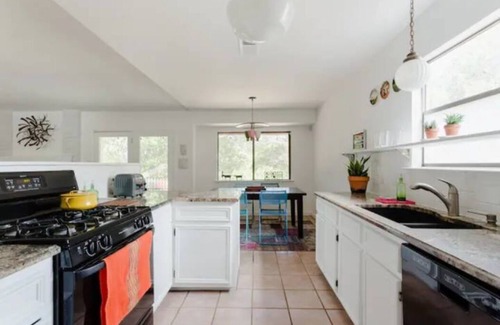 East Congress Casa | Charming South Congress Home 2/2