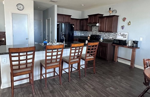 Kyle Casa | Charming Spacious 4-bedroom house 20 mins from Airport