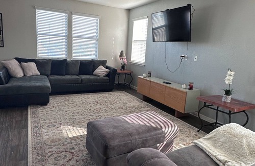Kyle Casa | Charming Spacious 4-bedroom house 20 mins from Airport