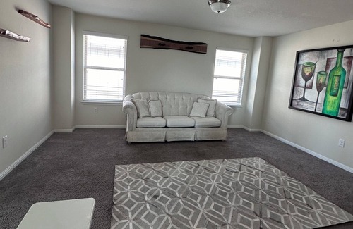 Kyle Casa | Charming Spacious 4-bedroom house 20 mins from Airport